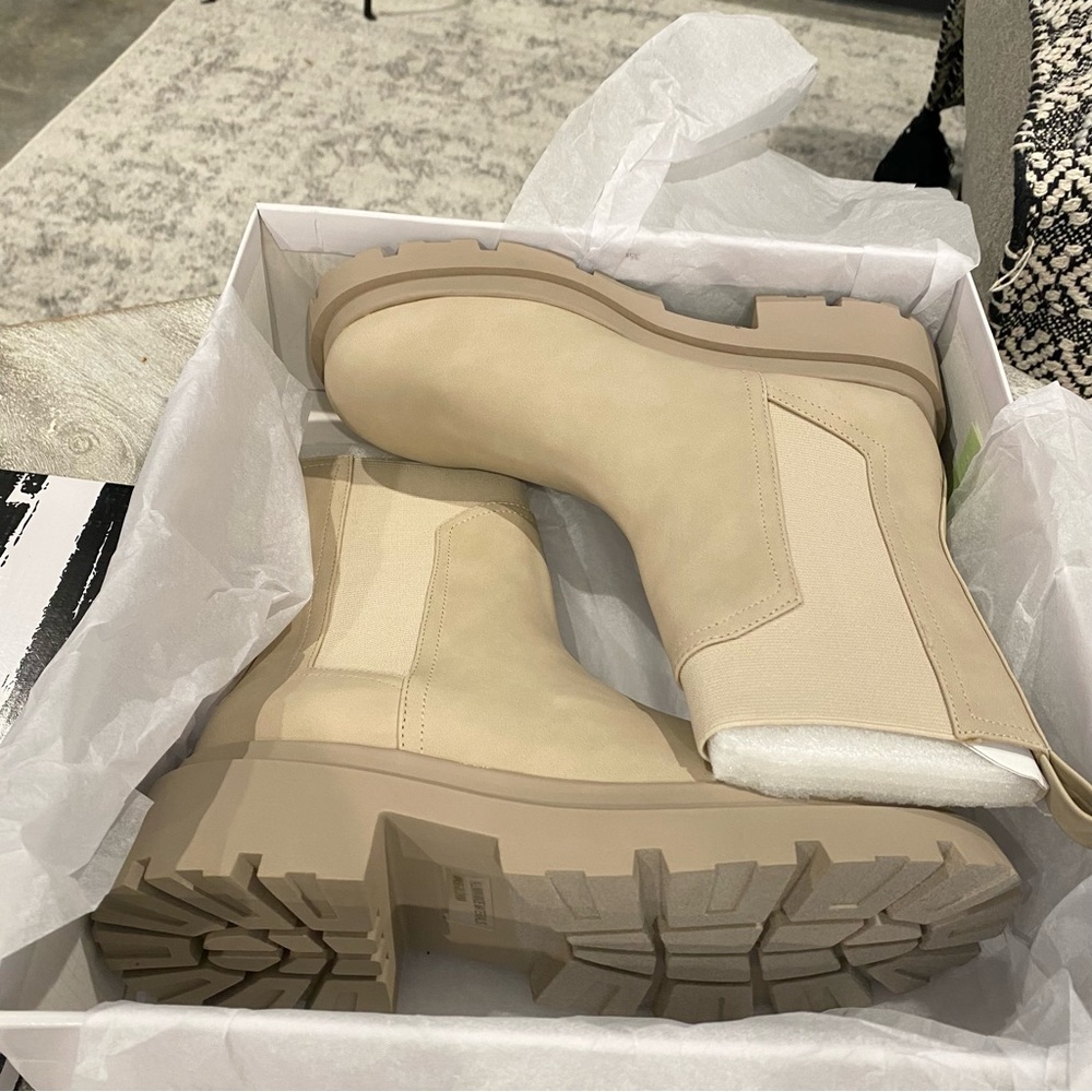 DV Dolce Vita Lug Sole Chelsea Boot 9